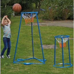 Deux paniers de basket-ball autoportants